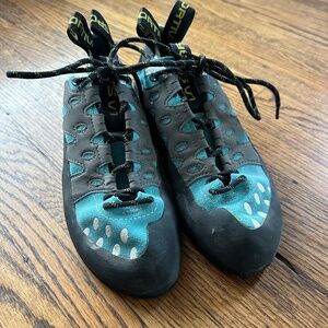 La Sportiva women's rock climbing shoes size 8